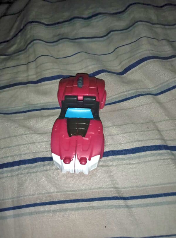 Transformers Authentics Arcee In Hand Image  (4 of 9)